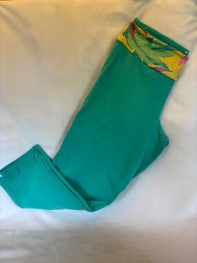 TURQUOISE WOMEN’s CAPRI YOGA LEGGINGS WITH TROPICAL PRINT WAISTBAND -
